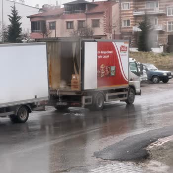 Sokak Ortasında Tavuk Ürünlerinin Soğuk Zincir Dışı Yüklenmesi Endişe Yarattı