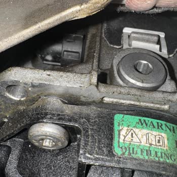 Ambiyans Aydınlatma Eksik Değişimi Ve Şanzıman Yağ Kaçağı Garanti Talebi