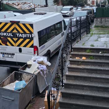 Dudullu Gencallar Plaza Girişinde Kaldırılmayan Çöp Birikimi