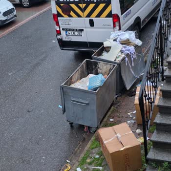 Dudullu Gencallar Plaza Girişinde Kaldırılmayan Çöp Birikimi