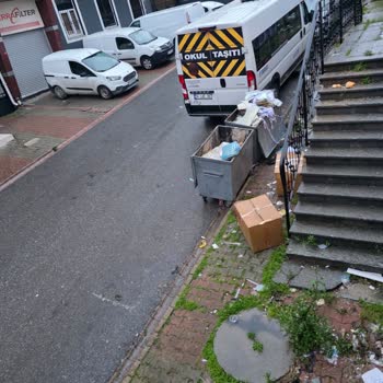Dudullu Gencallar Plaza Girişinde Kaldırılmayan Çöp Birikimi