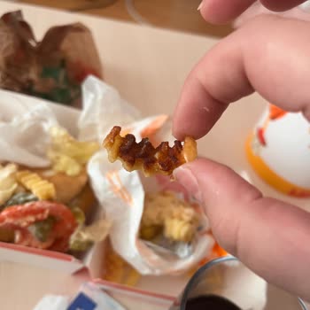 Sağlık Riski Taşıyan Çiğ Tavuk Ve Çürük Patatesli Burger King Siparişi