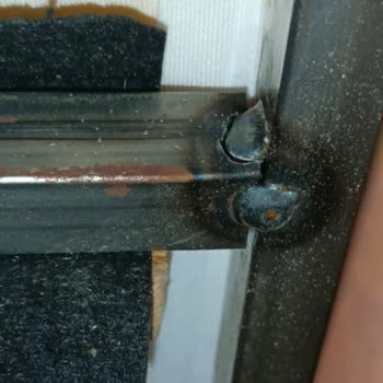 Mondi Home Üçlü Koltukta Paslı İç Demir Ve Kırık Taşıyıcı