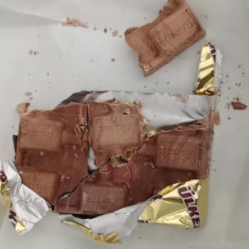 Ülker Antep Fıstıklı Çikolatası Beyazlamış Ve Küflenmiş