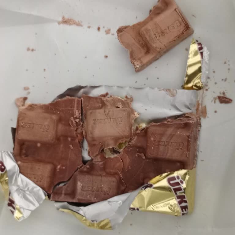 Ülker Antep Fıstıklı Çikolatası Beyazlamış Ve Küflenmiş