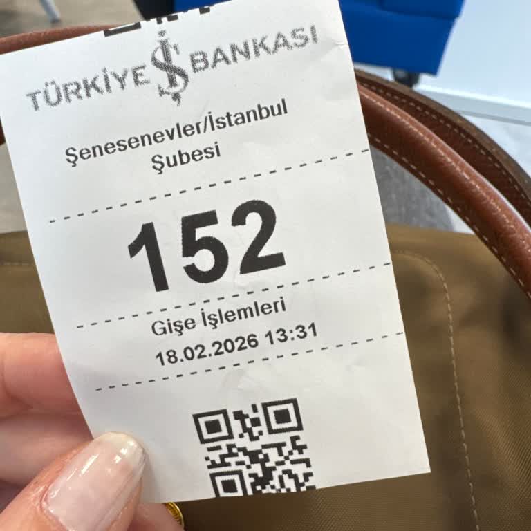 İş Bankası Şenesenevler Şubesinde Yoğunluk Ve Yetersiz Personel Nedeniyle Uzun Bekleme
