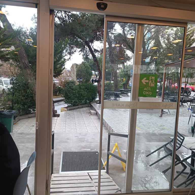 İstanbul Haydarpaşa Hastane Kafesinde Çalışmayan Otomatik Kapı Soğuk Ortam Ve Mağduriyet Yaratıyor