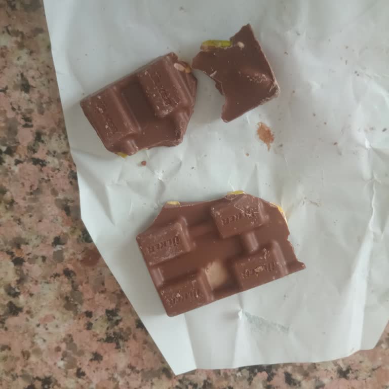 BİM Ülker Antep Fıstıklı Çikolatada Beyaz Lekeler Ve Bozulmuş Görünüm