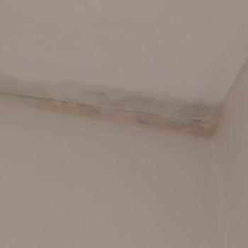 Işıklar Mühendislik Yağmurdan Sonra Odanın İki Köşesinden Ve Salon Penceresinden İçeriye Su Girmekte