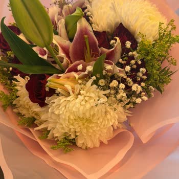 Lilyana’nın Görseline Uymayan Ve Pahalı Çiçek Teslimatı