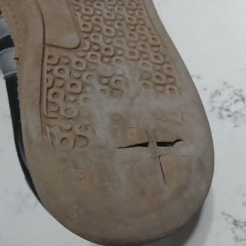 Çocuk Ayakkabısının Sürede Tabanda Açılması Mağaza Tarafından Üretim Kaynağı Değil Olarak Red Edildi