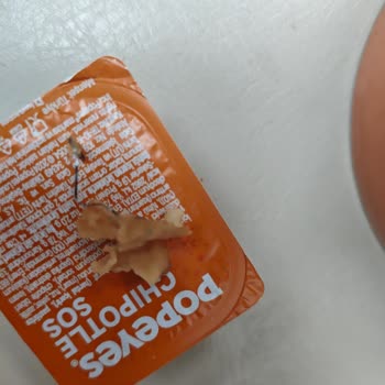 Popeyes Şubesinde Tavuk Ürününün İçinde Bulaşık Teli Çıktı