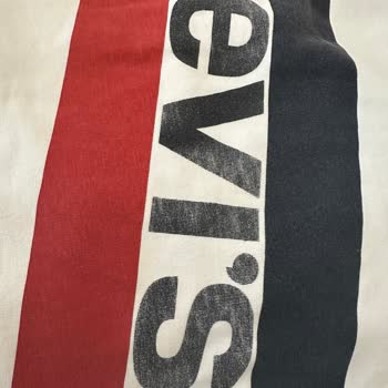 Levi's Tişörtünün Logosunun Silinmesi Ve Amazon'un Sorumluluk Almaması