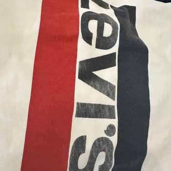 Levi's Tişörtünün Logosunun Silinmesi Ve Amazon'un Sorumluluk Almaması