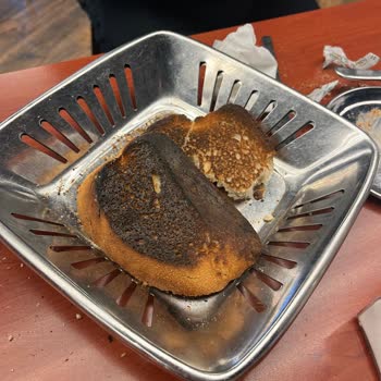 Denizli Köfteci Yusuf Şubesinde Yanmış Ekmek Teslimatı Şikayet Ediliyor