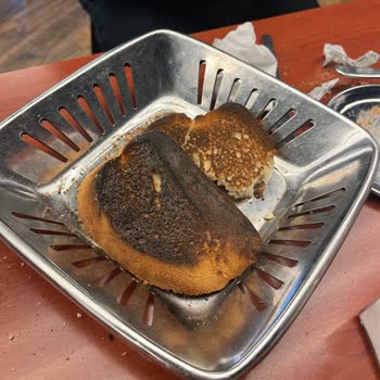 Denizli Köfteci Yusuf Şubesinde Yanmış Ekmek Teslimatı Şikayet Ediliyor