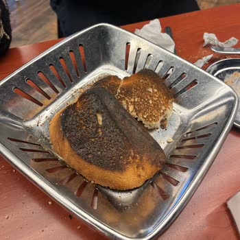 Denizli Köfteci Yusuf Şubesinde Yanmış Ekmek Teslimatı Şikayet Ediliyor