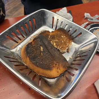 Denizli Köfteci Yusuf Şubesinde Yanmış Ekmek Teslimatı Şikayet Ediliyor