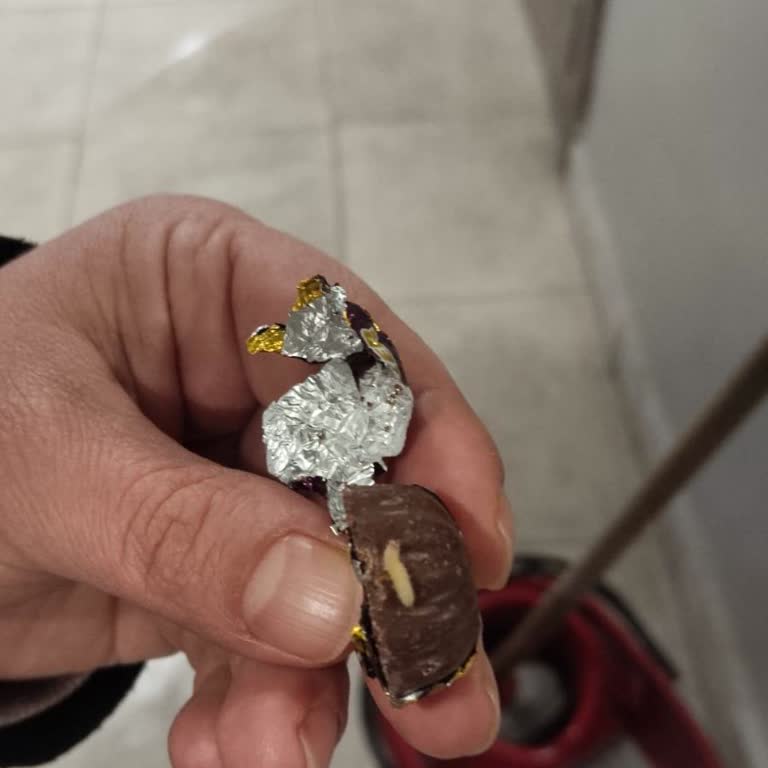 Ülker Çikolatasında Kurt Bulunduğu İçin Gıda Güvenliği Endişesi