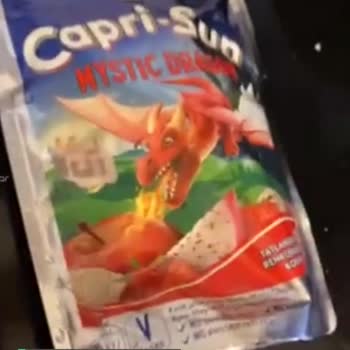 Capri-Sun Kabı Kesilmiş Gibi Kutuya Patlak Yerleştirilmiş