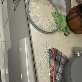 Patlayan Tencere Kapağı Nedeniyle Ciddi El Kesikliği Ve Sağlık Riski