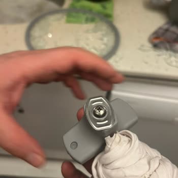 Patlayan Tencere Kapağı Nedeniyle Ciddi El Kesikliği Ve Sağlık Riski