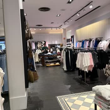 Pull & Bear Mağazasındaki Yardımcı Olmayan Personel Ve Umursamaz Tutum
