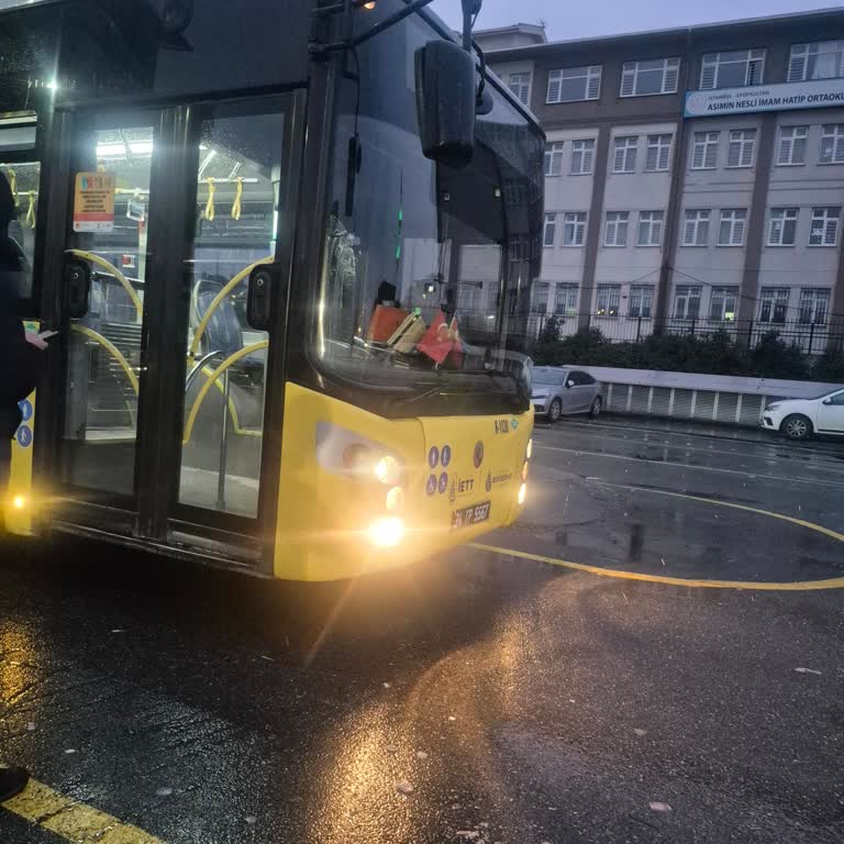 Kar Yağarken Boş Otobüs Kapısı Açılmadı, Yolcular 20 Dakika Bekletildi