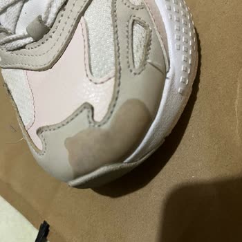 Yarı Fiyat Vaadiyle Satılan Ayakkabıların Kısa Sürede Çatlaması Ve İade Sorunu