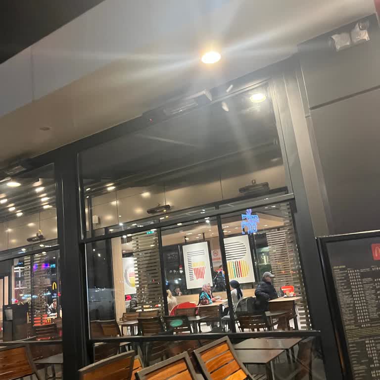 Yağmurlu Havada Açık Alanda Oturmak Zorunluluğu Ve Personelin Saygısız Davranışı