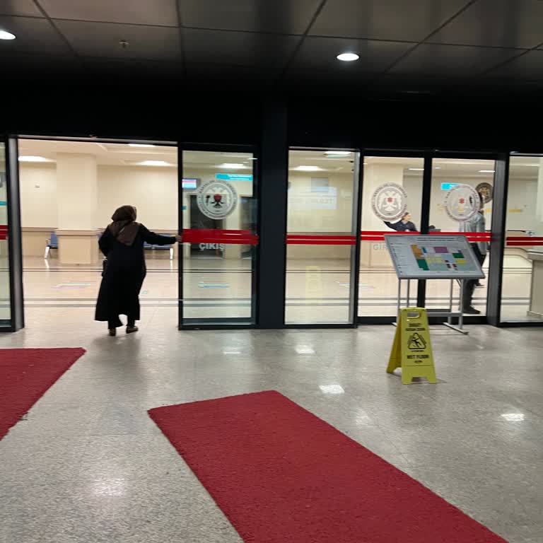 Acil Serviste Yer Yok Deyip Serum Ve Tedaviyi Reddeden Personel