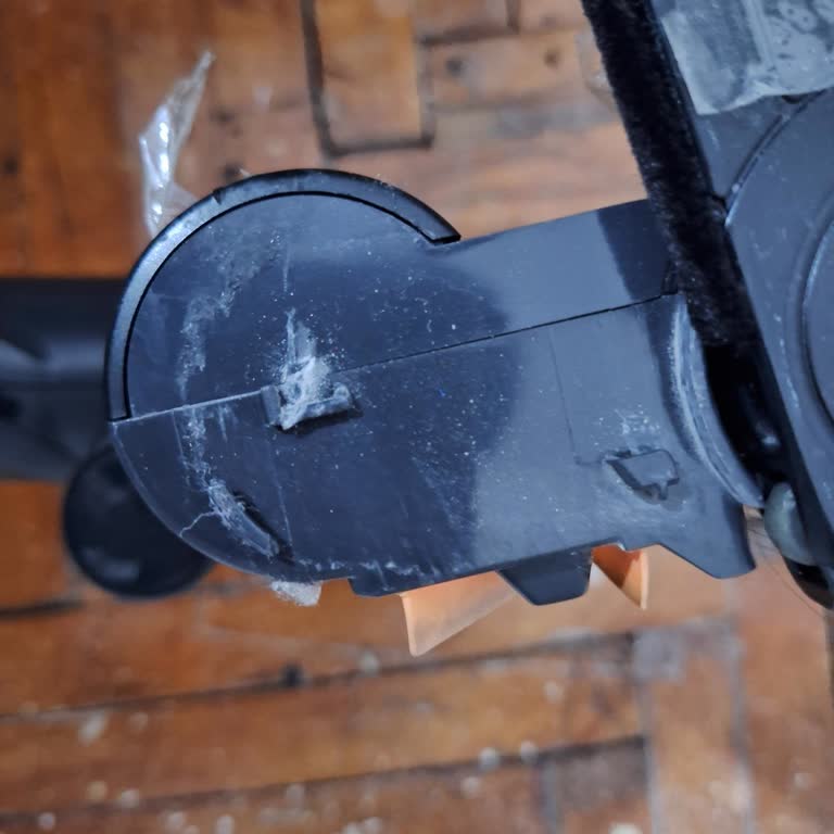 Philips 8000 Dikey Süpürge Batarya Kapağı Ve Fırça Parçalarında Kırılma Sorunu