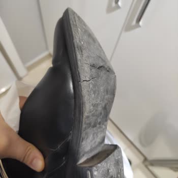 Derimod Botunun Az Kullanımda Tabanı Ayrıldı, Garanti Süresi Yetersiz Ve Mağaza Yardım Sunmadı