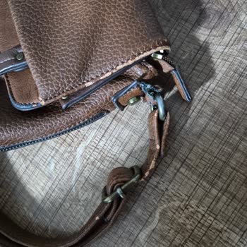 Derimod İnternet Şubesinden Alınan Omuz Çantası Ayıplı, Erken Soyulma Ve Deformasyon