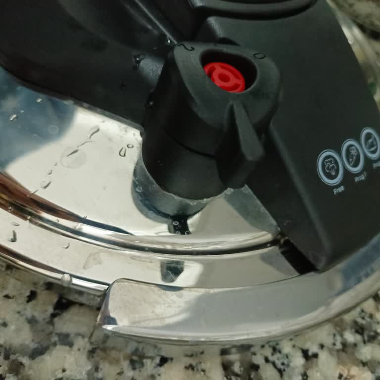 Yeni Düdüklü Tencerenin Kapağında Hızlı Paslanma