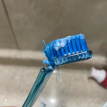 Kısa Sürede Diş Fırçası Kılları Başından Kırıldı