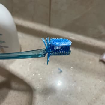 Kısa Sürede Diş Fırçası Kılları Başından Kırıldı