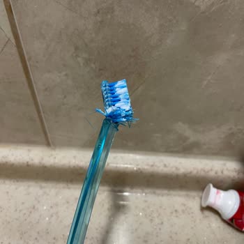 Kısa Sürede Diş Fırçası Kılları Başından Kırıldı