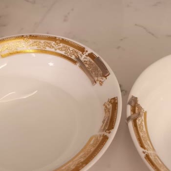 Hepsiburada'da Yıkanabilir Dediği Yemek Takımı Yaldızı Atıyor, Satıcı İadeyi Reddediyor