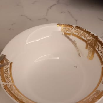 Hepsiburada'da Yıkanabilir Dediği Yemek Takımı Yaldızı Atıyor, Satıcı İadeyi Reddediyor