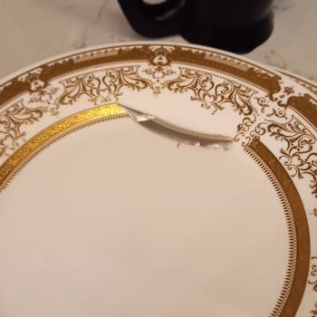 Hepsiburada'da Yıkanabilir Dediği Yemek Takımı Yaldızı Atıyor, Satıcı İadeyi Reddediyor