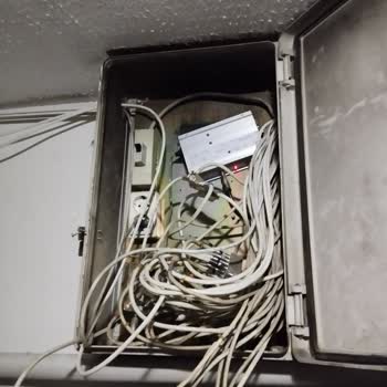 Açık Kablo Dağıtım Kutuları Merdiven Boşluklarında Çocukları Ve Yangını Ciddi Tehdit Ediyor