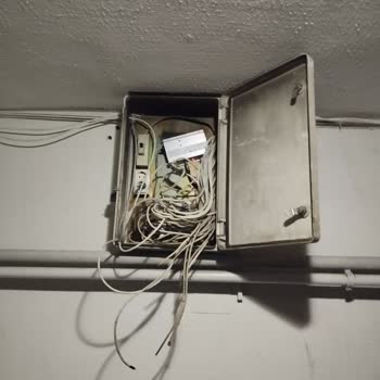 Açık Kablo Dağıtım Kutuları Merdiven Boşluklarında Çocukları Ve Yangını Ciddi Tehdit Ediyor