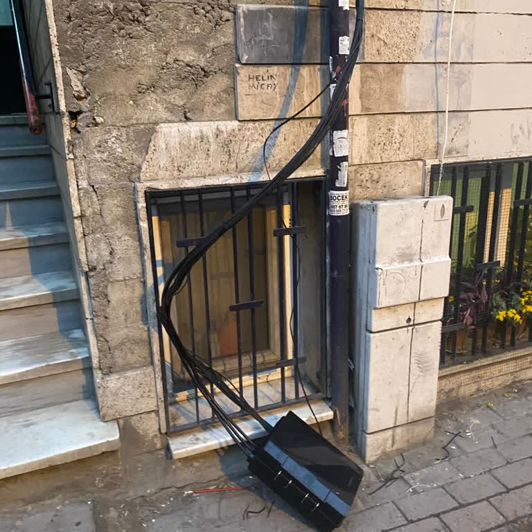 Kaldırıma Bırakılan Türksat Kablo Kutusu Güvenlik Ve Yayın Kesintisi Tehdidi
