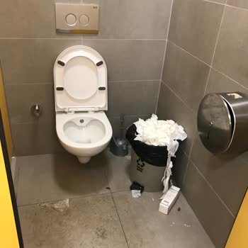 Antalya Şehir Hastanesinde Tuvalet Ve Koridor Hijyen Sorunu