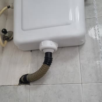 Migros Mecidiyeköy Şubesinde Erkek Tuvaletinde Su Kaçağı, İsrafı Ve Çalışanların Saygısız Tutumu