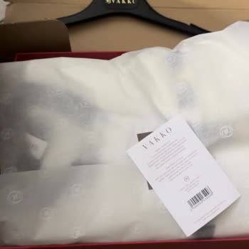 Yüksek Fiyatlı Elbise Özensiz Paketleme Nedeniyle Hayal Kırıklığına Düşürdü