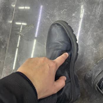 Yeni Alınan Ayakkabı Su Geçiriyor Ve Patlamış, Mağaza Kullanıcı Hatası Deyip İade Ediyor