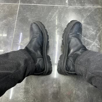 Yeni Alınan Ayakkabı Su Geçiriyor Ve Patlamış, Mağaza Kullanıcı Hatası Deyip İade Ediyor