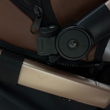 Bebek Arabasında Kırılan Tente Bağlantısı Ve Güvensiz Tekerlek İçin Aşırı Parça Ücreti